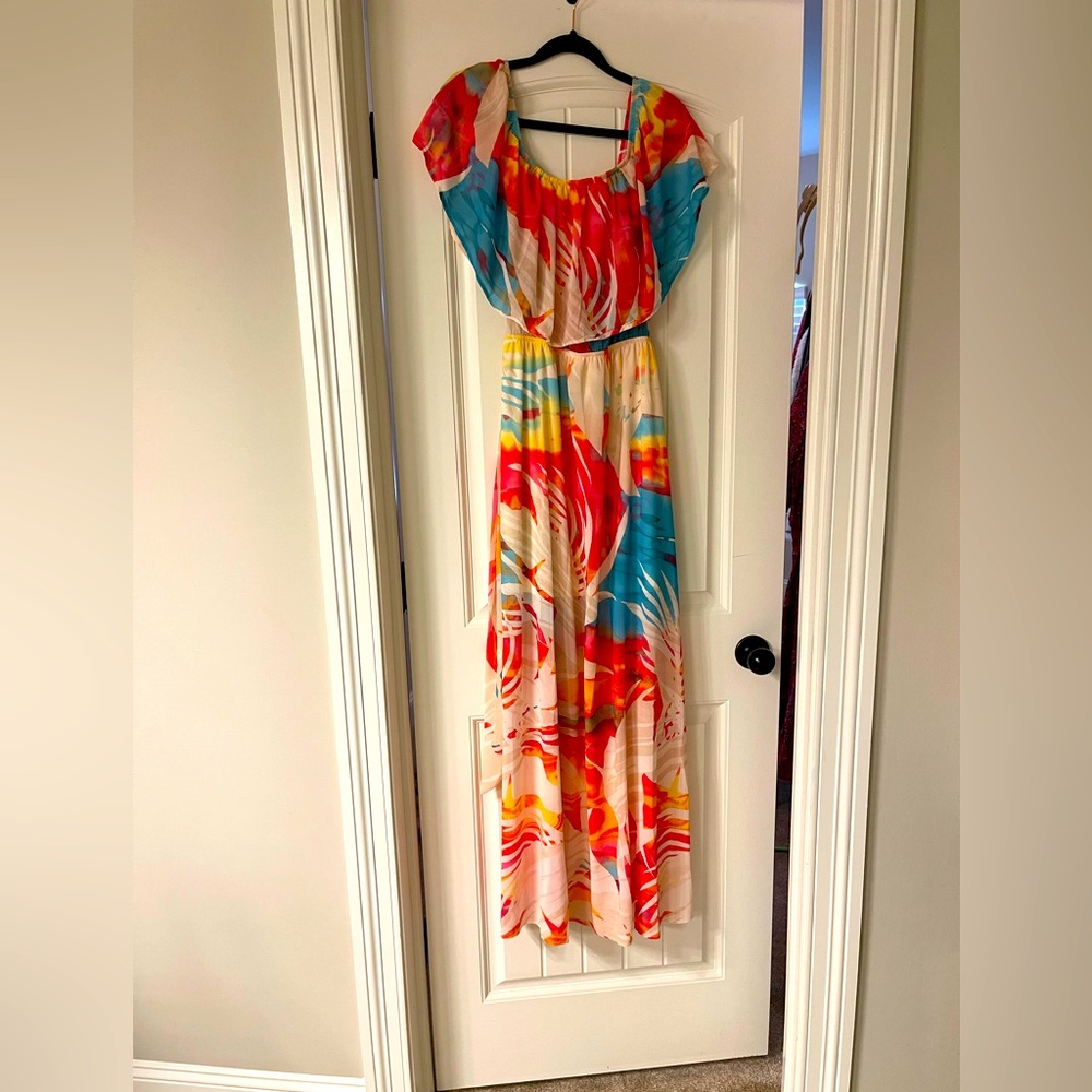 New boutique dress can be worn on or off shoulders